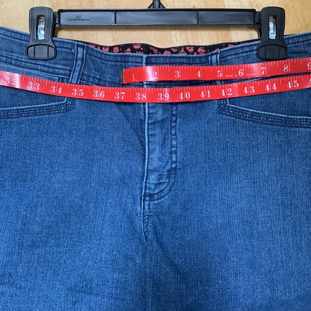 NWOT Lee sinuous soft size 14 medium tummy control waist denim shorts. - Picture 9 of 12